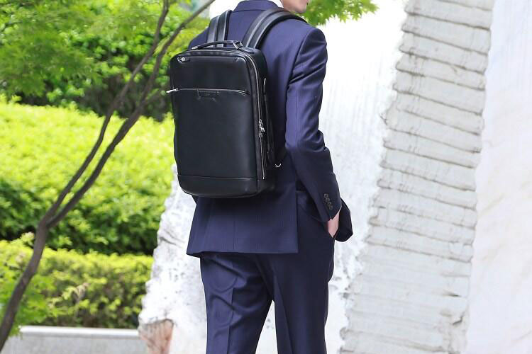 TAKEO KIKUCHI／薄マチ2WAYビジネスバックパック｜スーツスタイルに合わせた使用イメージ